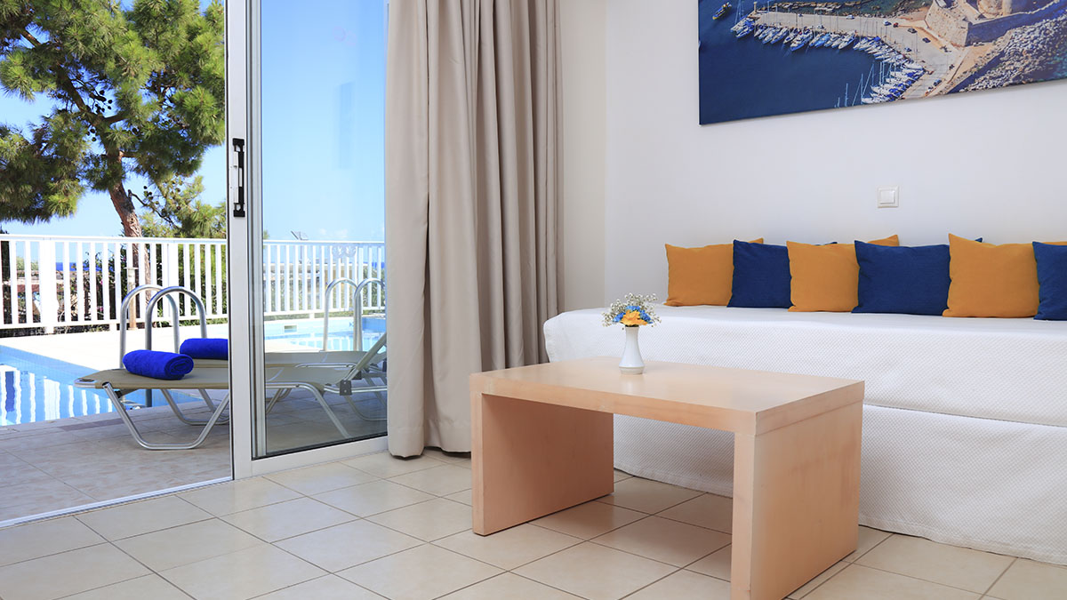 Superior Family Room Sharing Pool